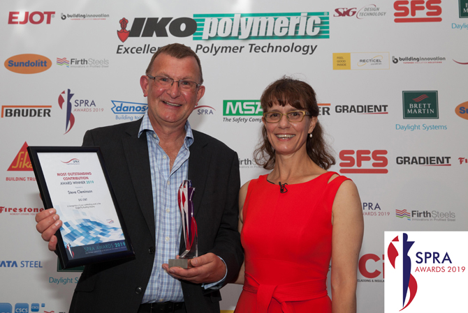 Steve Cleminson receives award for ‘Outstanding Contribution to the Single Ply Industry’ from SPRA CEO Cathie Clarke