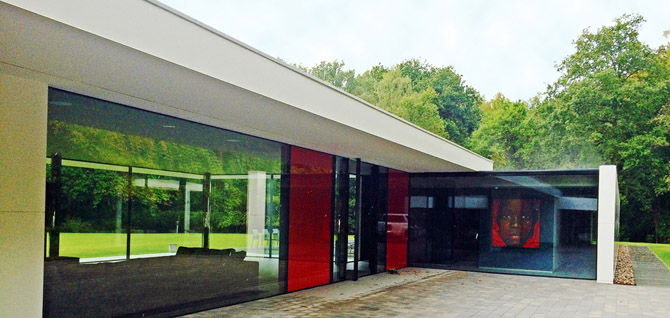 Flat Roofs on Modernist Houses - Grand Designs Entrance